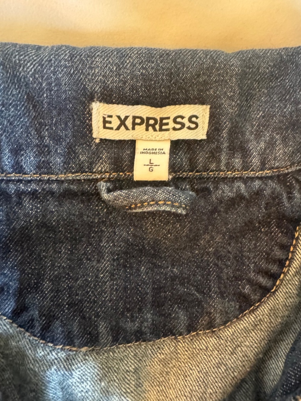 Express Women’s Dark Wash Denim Jean Jacket Pleated Pockets Size L - Picture 3 of 4